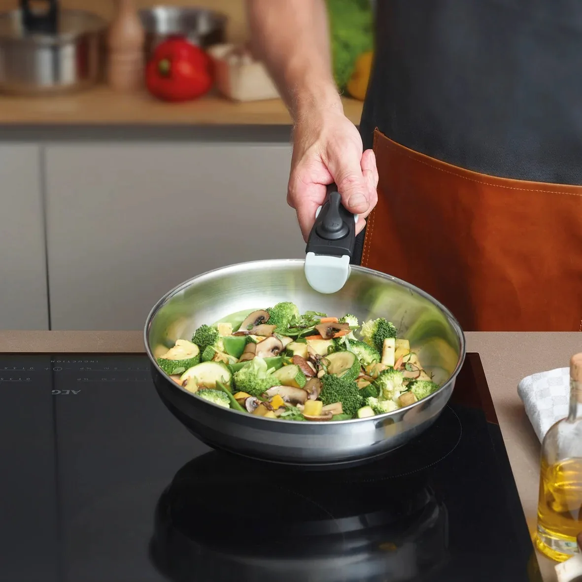 Poêlée de légumes cuisinée sur une plaque à induction